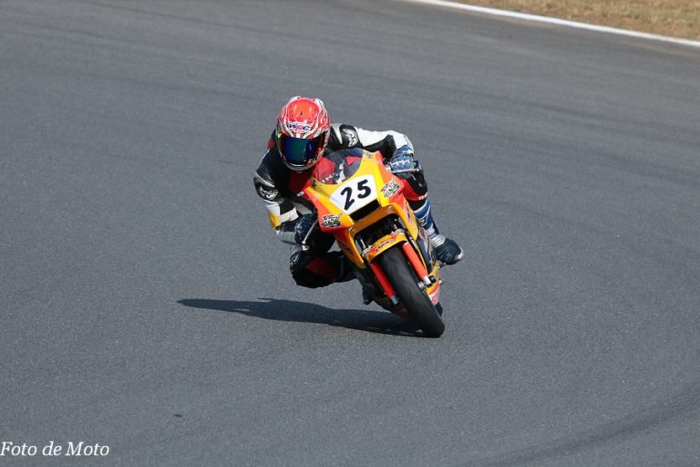 このオートバイは、ミショー・ペローの蒸気動力のベロシペードと、砂漠を駆け抜ける女性のイメージとの間に大きな進化を遂げました。